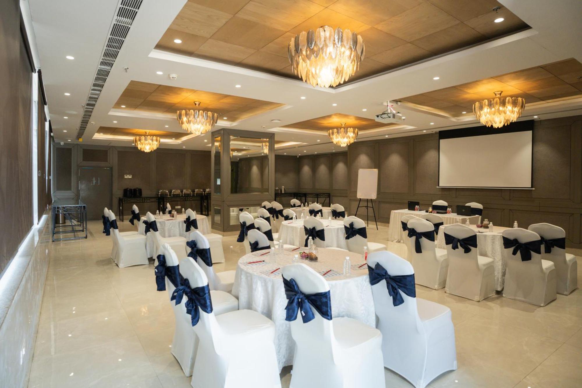 גורגאון Ar Suites Klj Square מראה חיצוני תמונה